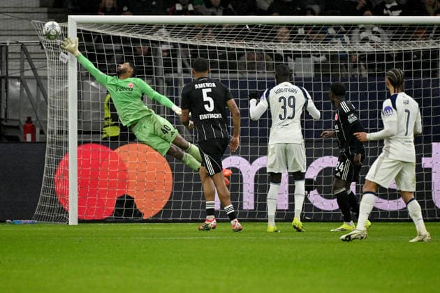 28.01.2026, xjhx, Fussball UEFA Champions League, Eintracht Frankfurt - Tottenham Hotspur v.l. Kaua Santos (Eintracht Frankfurt) Aurele Amenda (Eintracht Frankfurt) Randal Kolo Muani (Tottenham Hotspur) Frankfurt am Main