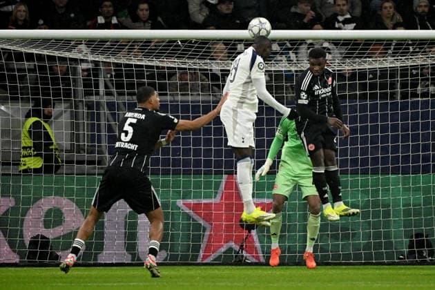 28.01.2026, xjhx, Fussball UEFA Champions League, Eintracht Frankfurt - Tottenham Hotspur v.l. Kaua Santos (Eintracht Frankfurt) Aurele Amenda (Eintracht Frankfurt) Randal Kolo Muani (Tottenham Hotspur) AurÃ lio Buta (Eintracht Frankfurt) Frankfurt am Main