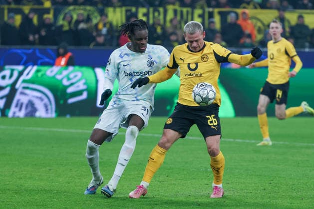 UEFA Champions League - Borussia Dortmund - Inter Mailand am 28.01.2026 im Signal Iduna Park in Dortmund Julian Ryerson (Dortmund 26) im Zweikampf gegen Yann Bisseck (Inter 31)