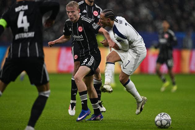 Oscar Hojlund (Eintracht Frankfurt, 06) im Zweikampf mit Xavi Simons (Tottenham Hotspur, 07), GER, Eintracht Frankfurt vs Tottenham Hotspur, Fussball, UEFA Champions League, Ligaphase, 8. Spieltag, Spielzeit 2025 2026, 28.01.2026. GER, Eintracht Frankfurt vs Tottenham Hotspur, Fussball, UEFA Champions League, Ligaphase, 8. Spieltag, Spielzeit 2025 2026, 28.01.2026. Frankfurt Copyright: xEibner-Pressefoto FlorianxWiegandx EP_FWD
