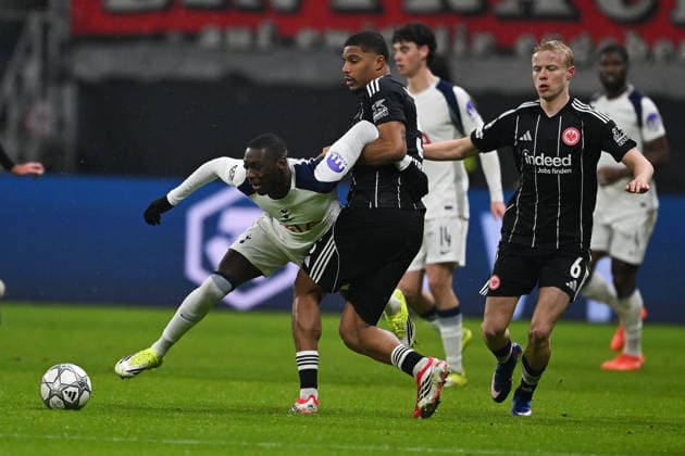 Randal Kolo Muani (Tottenham Hotspur, 37) im Zweikampf mit Aurele Amenda (Eintracht Frankfurt, 05), GER, Eintracht Frankfurt vs Tottenham Hotspur, Fussball, UEFA Champions League, Ligaphase, 8. Spieltag, Spielzeit 2025 2026, 28.01.2026. GER, Eintracht Frankfurt vs Tottenham Hotspur, Fussball, UEFA Champions League, Ligaphase, 8. Spieltag, Spielzeit 2025 2026, 28.01.2026. Frankfurt Copyright: xEibner-Pressefoto FlorianxWiegandx EP_FWD