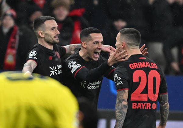 28.01.2025, xophax, Fussball , UEFA Champions League , 2025 2026 , Bayer Leverkusen gegen FC Villarreal. Nach dem 3 zu 0 für Bayer . Lucas Vazquez , mitte und Torschütze Alejandro Grimaldo , rechts (Bayer 04 Leverkusen ) . Links Aleix Garcia ( Bayer ) Leverkusen
