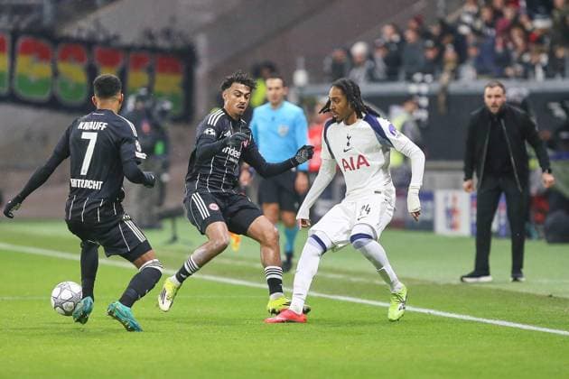 Frankfurt Main, Hessen, Deutschland, 28.01.2026: Waldstadion Deutsche Bank Park: UEFA Champions League 2025 26: Eintracht Frankfurt - Tottenham Hotspur: Ansgar Knauff (7, Eintracht Frankfurt), Nathaniel Brown (21, Eintracht Frankfurt), Djed Spence (24, Tottenham), im Hintergrund Frankfurt-Übergangs-Trainer Dennis Schmitt Copyright: xdtsxNachrichtenagenturx dts_104018