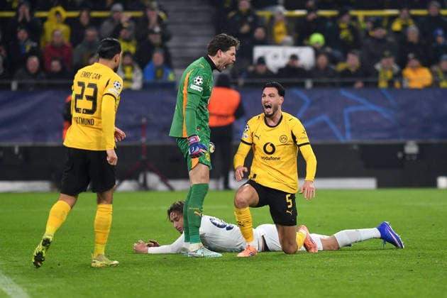 goalkeeper Gregor Kobel (Borussia Dortmund) und Ramy Bensebaini (Borussia Dortmund) gestikuliert, gestik waehrend des Spiels der UEFA Champions League 2025 26, 8. Spieltag Ligaphase zwischen Borussia Dortmund und Inter Mailand, BVB Stadion am 28. January 2026 in Dortmund, Deutschland. (Foto von Ralf Treese DeFodi Images) +++ goalkeeper Gregor Kobel (Borussia Dortmund) und Ramy Bensebaini (Borussia Dortmund) gestures during the UEFA Champions League 2025 26 League Phase MD8 match between Borussia Dortmund and FC Internazionale Milano at BVB Stadion Dortmund on January 28, 2026 in Dortmund, Germany. (Photo by Ralf Treese DeFodi Images) -
