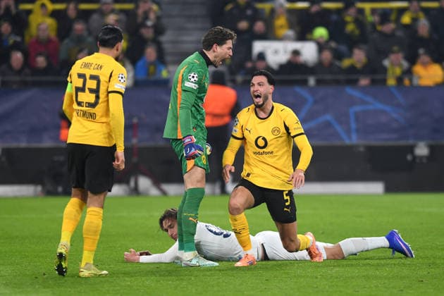 goalkeeper Gregor Kobel (Borussia Dortmund) und Ramy Bensebaini (Borussia Dortmund) gestikuliert, gestik waehrend des Spiels der UEFA Champions League 2025 26, 8. Spieltag Ligaphase zwischen Borussia Dortmund und Inter Mailand, BVB Stadion am 28. January 2026 in Dortmund, Deutschland. (Foto von Ralf Treese DeFodi Images) +++ goalkeeper Gregor Kobel (Borussia Dortmund) und Ramy Bensebaini (Borussia Dortmund) gestures during the UEFA Champions League 2025 26 League Phase MD8 match between Borussia Dortmund and FC Internazionale Milano at BVB Stadion Dortmund on January 28, 2026 in Dortmund, Germany. (Photo by Ralf Treese DeFodi Images) -