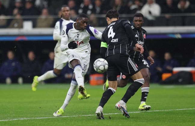 28.01.2026, xovx, Fußball UEFA Champions-League, Eintracht Frankfurt - Tottenham Hotspur v.l. Randal Kolo Muani (Tottenham Hotspur), Robin Koch (Eintracht Frankfurt), Aurele Amenda (Eintracht Frankfurt) (DFL DFB REGULATIONS PROHIBIT ANY USE OF PHOTOGRAPHS as IMAGE SEQUENCES and or QUASI-VIDEO) emspor Frankfurt am Main