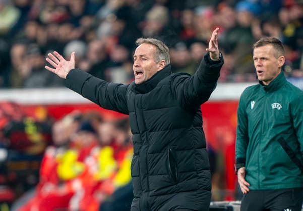 Kasper HJULMAND (Bayer 04 Leverkusen, Trainer) mit beiden Armen in der Luft. Beschwert sich Bayer 04 Leverkusen - FC Villareal, Leverkusen, BayArena, 28.01.2026, GER, Herren, UEFA Champions League, Season 2025-2026 UEFA regulations prohibit any use of photographs as image sequences and or quasi-video. Copyright: HMBxMedia xMarcoxBader