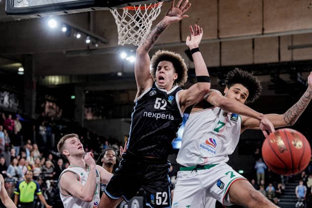 Deutschland: Basketball EuroCup Saison 2025 26 16. Spieltag Veolia Towers Hamburg vs. Slask Wroclaw Inselpark Arena (Hamburg): Zacharie Perrin (Veolia Towers Hamburg, 52), Jakub Urbaniak (Slask Wroclaw, 7), Leonard Thorpe Jr. (Veolia Towers Hamburg, 2), Tymoteusz Sternicki (Slask Wroclaw, 22) Copyright: xStefanxTrochax