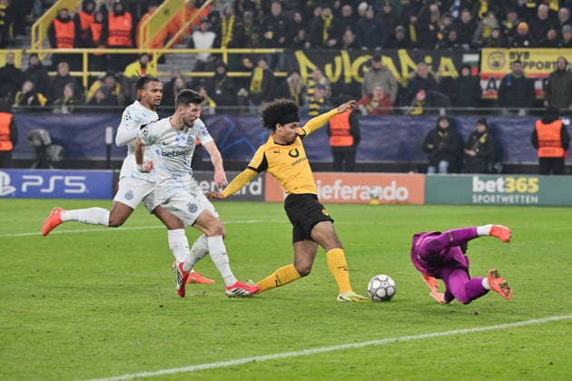 Karim Adeyemi (Borussia Dortmund) scheitert an Torwart Yann Sommer (Inter Mailand) 28.01.2026, Fussball, UEFA Champions League 2025 2026, 8. Spieltag, Borussia Dortmund - Inter Mailand UEFA regulations prohibit any use of photographs as image sequences and or quasi-video Dortmund Signal Iduna Park Nordrhein Westfalen Deutschland