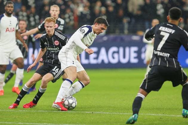 Frankfurt Main, Hessen, Deutschland, 28.01.2026: Waldstadion Deutsche Bank Park: UEFA Champions League 2025 26: Eintracht Frankfurt - Tottenham Hotspur: Hugo Larsson (16, Eintracht Frankfurt) und Joao Palhinha (6, Tottenham) im direkten Duell, Ansgar Knauff (7, Eintracht Frankfurt) will mitmachen Copyright: xdtsxNachrichtenagenturx dts_104001