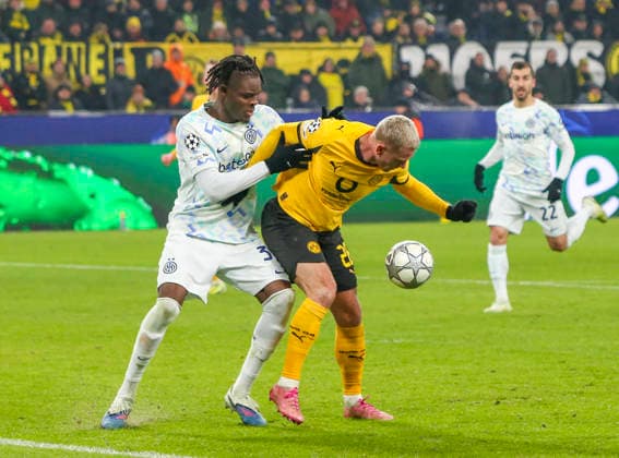 Fussball UEFA Champions League 2025 26, 8. Spieltag Ligaphase - Borussia Dortmund vs Inter Mailand - Signal Iduna Park-Stadion (Dortmund): Julian Ryerson (Borussia Dortmund, 26) Yann Bisseck (Inter Mailand, 31) Dortmund Copyright: xAymanxAlahmedx