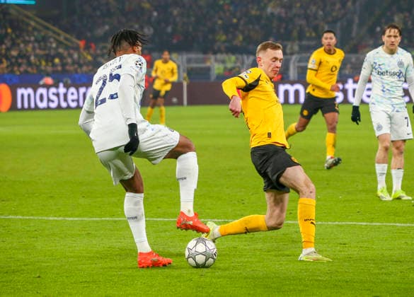 Fussball UEFA Champions League 2025 26, 8. Spieltag Ligaphase - Borussia Dortmund vs Inter Mailand - Signal Iduna Park-Stadion (Dortmund): Maximilian Beier (Borussia Dortmund, 14) Manuel Akanji (Inter Mailand, 25) Dortmund Copyright: xAymanxAlahmedx