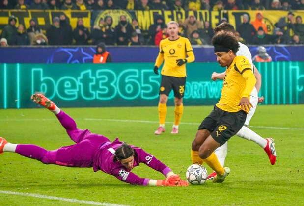 Fussball UEFA Champions League 2025 26, 8. Spieltag Ligaphase - Borussia Dortmund vs Inter Mailand - Signal Iduna Park-Stadion (Dortmund): Karim Adeyemi (Borussia Dortmund, 27) Yann Sommer (Inter Mailand, 1) Dortmund Copyright: xAymanxAlahmedx