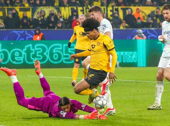 Fussball UEFA Champions League 2025 26, 8. Spieltag Ligaphase - Borussia Dortmund vs Inter Mailand - Signal Iduna Park-Stadion (Dortmund): Karim Adeyemi (Borussia Dortmund, 27) Yann Sommer (Inter Mailand, 1) Dortmund Copyright: xAymanxAlahmedx