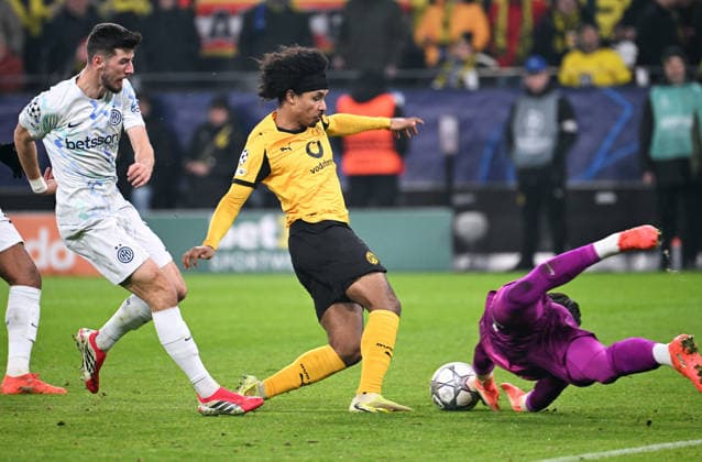 Fussball, Champions League, Deutschland, Herren, Saison 2025 2026, 8. Spieltag, Signal Iduna Park Dortmund: Bor. Dortmund - Inter Mailand; Karim Adeyemi (BVB), Yann Sommer (INT). Aktion