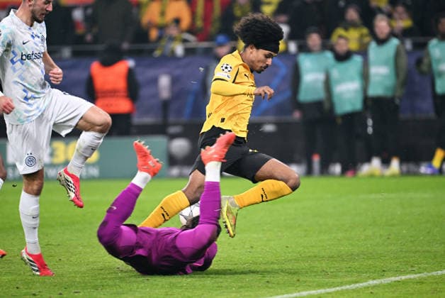 Fussball, Champions League, Deutschland, Herren, Saison 2025 2026, 8. Spieltag, Signal Iduna Park Dortmund: Bor. Dortmund - Inter Mailand; Karim Adeyemi (BVB), Yann Sommer (INT). Aktion