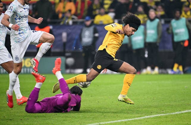 Fussball, Champions League, Deutschland, Herren, Saison 2025 2026, 8. Spieltag, Signal Iduna Park Dortmund: Bor. Dortmund - Inter Mailand; Karim Adeyemi (BVB), Yann Sommer (INT). Aktion
