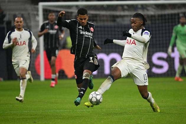 28.01.2026, xjhx, Fussball UEFA Champions League, Eintracht Frankfurt - Tottenham Hotspur v.l. Ansgar Knauff (Eintracht Frankfurt) Destiny Udogie (Tottenham Hotspur) Zweikampf, Aktion, action, battle for the ball Frankfurt am Main