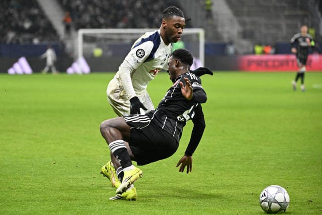 28.01.2026, xjhx, Fussball UEFA Champions League, Eintracht Frankfurt - Tottenham Hotspur v.l. Cristian Romero (Tottenham Hotspur) AurÃ lio Buta (Eintracht Frankfurt) Zweikampf, Aktion, action, battle for the ball Frankfurt am Main