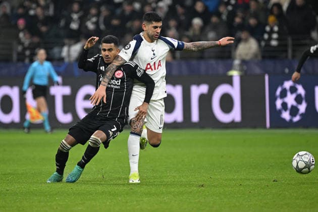 28.01.2026, xjhx, Fussball UEFA Champions League, Eintracht Frankfurt - Tottenham Hotspur v.l. Ansgar Knauff (Eintracht Frankfurt) Cristian Romero (Tottenham Hotspur) Zweikampf, Aktion, action, battle for the ball Frankfurt am Main