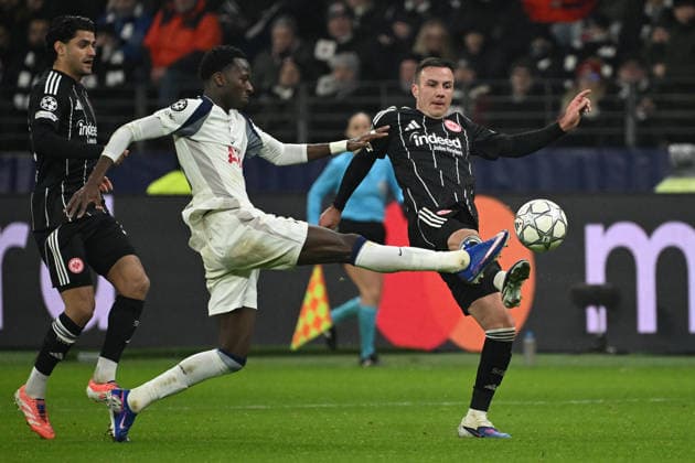 28.01.2026, xjhx, Fussball UEFA Champions League, Eintracht Frankfurt - Tottenham Hotspur v.l. Pape Matar Sarr (Tottenham Hotspur) ) Mario Götze Goetze (Eintracht Frankfurt) Zweikampf, Aktion, action, battle for the ball Frankfurt am Main