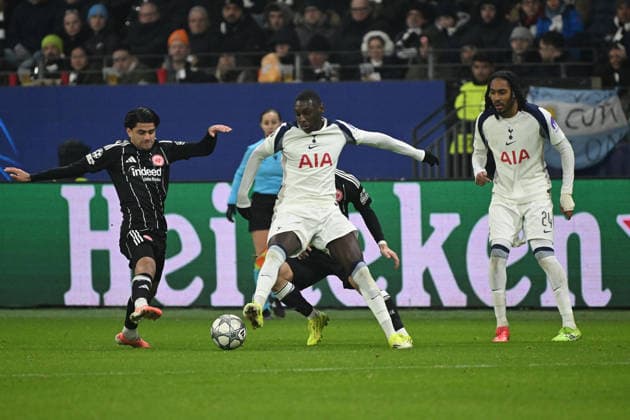 28.01.2026, xjhx, Fussball UEFA Champions League, Eintracht Frankfurt - Tottenham Hotspur v.l. Mahmoud Dahoud (Eintracht Frankfurt) Randal Kolo Muani (Tottenham Hotspur) Zweikampf, Aktion, action, battle for the ball Frankfurt am Main