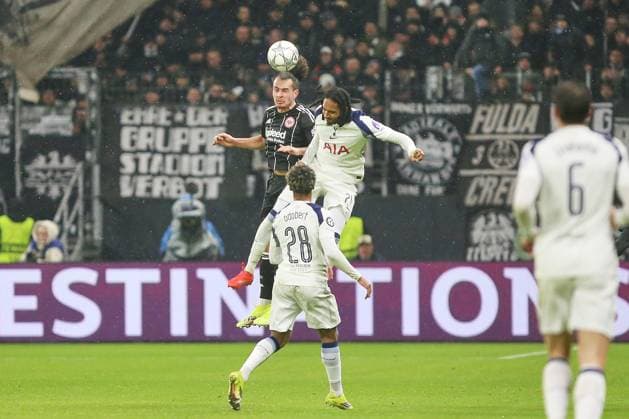 Frankfurt Main, Hessen, Deutschland, 28.01.2026: Waldstadion Deutsche Bank Park: UEFA Champions League 2025 26: Eintracht Frankfurt - Tottenham Hotspur: Kopfballduell zwischen Arthur Theate (3, Eintracht Frankfurt) und Djed Spence (24, Tottenham), vorne Wilson Odobert (28, Tottenham) und Joao Palhinha (6, Tottenham) Copyright: xdtsxNachrichtenagenturx dts_104010