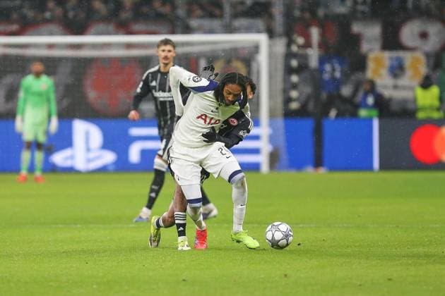 Frankfurt Main, Hessen, Deutschland, 28.01.2026: Waldstadion Deutsche Bank Park: UEFA Champions League 2025 26: Eintracht Frankfurt - Tottenham Hotspur: Djed Spence (24, Tottenham) und Nathaniel Brown (21, Eintracht Frankfurt) Copyright: xdtsxNachrichtenagenturx dts_104008