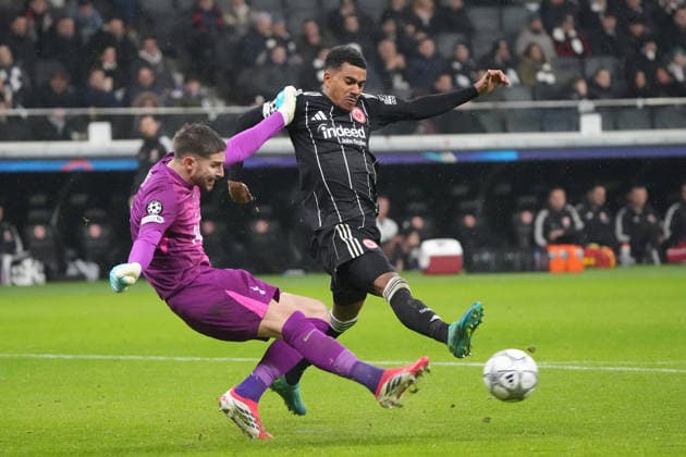 Ansgar Knauff (Eintracht Frankfurt) setzt Torwart Goalie Guglielmo Vicario (Tottenham Hotspur, 1) unter Druck - Frankfurt 28.01.2026: Eintracht Frankfurt vs. Tottenham Hotspurs, Deutsche Bank Park, 8. Spieltag Champions League