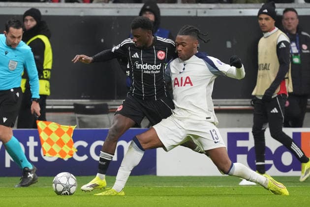 Destiny Udogie (Tottenham Hotspur, 13) gegen Aurelio Buta (Eintracht Frankfurt) - Frankfurt 28.01.2026: Eintracht Frankfurt vs. Tottenham Hotspurs, Deutsche Bank Park, 8. Spieltag Champions League