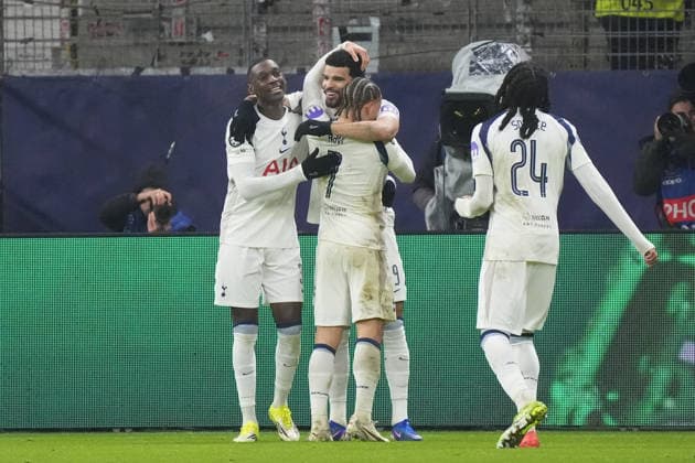 celebrate the goal, Torjubel zum 0:2 Dominic Solanke (Tottenham Hotspur, 19) mit Randal Kolo Muani (Tottenham Hotspur, 39) und Xavi Simons (Tottenham Hotspur, 7) - Frankfurt 28.01.2026: Eintracht Frankfurt vs. Tottenham Hotspurs, Deutsche Bank Park, 8. Spieltag Champions League