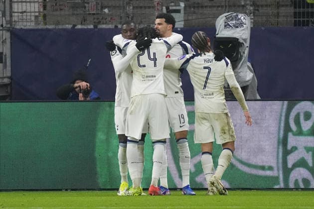 celebrate the goal, Torjubel zum 0:2 Dominic Solanke (Tottenham Hotspur, 19) mit Randal Kolo Muani (Tottenham Hotspur, 39) und Xavi Simons (Tottenham Hotspur, 7) - Frankfurt 28.01.2026: Eintracht Frankfurt vs. Tottenham Hotspurs, Deutsche Bank Park, 8. Spieltag Champions League