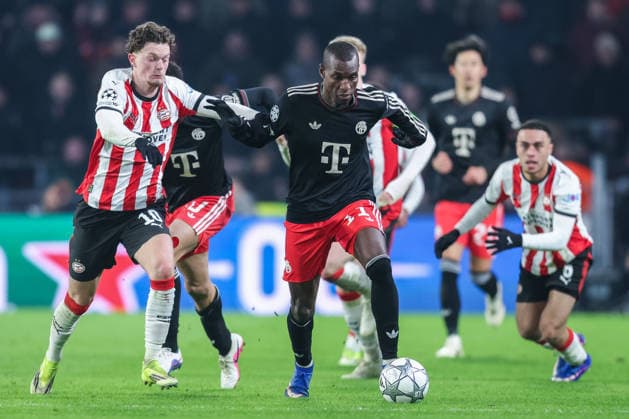 Fußball Champions League 8. Spieltag PSV Eindhoven - FC Bayern München am 28.01.2026 im Philips-Stadion in Eindhoven Paul Wanner ( Eindhoven ), links - Nicolas Jackson ( München ), rechts