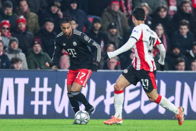 Fußball Champions League 8. Spieltag PSV Eindhoven - FC Bayern München am 28.01.2026 im Philips-Stadion in Eindhoven Michael Olise ( München ), links - Mauro Junior ( Eindhoven ), rechts