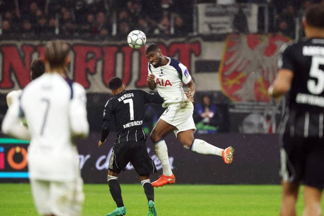 GER, Champions League, Eintracht Frankfurt vs Tottenham Hotpsur 28.01.2026, Deutsche Bank Parkq, Frankfurt am Main, GER, Champions League, Eintracht Frankfurt vs Tottenham Hotpsur im Bild Ansgar Knauff (Eintracht Frankfurt, 07, schwarz) und Kevin Danso (Tottenham Hotspur, 04, weiß) im Kopfballduell Zweikampf
