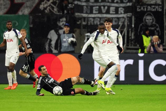GER, Champions League, Eintracht Frankfurt vs Tottenham Hotpsur 28.01.2026, Deutsche Bank Parkq, Frankfurt am Main, GER, Champions League, Eintracht Frankfurt vs Tottenham Hotpsur im Bild Ellyes Skhiri (Eintracht Frankfurt, 15, schwarz) und Randal Kolo Muani (Tottenham Hotspur, 39, weiß) im Duell Zweikampf