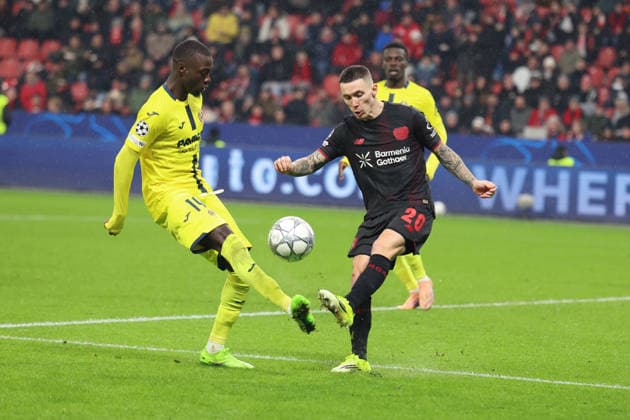 28.01.2026, xrekx, Fussball UEFA Champions League, Bayer 04 Leverkusen - FC Villareal v.l. Nicolas PÃ pÃ (FC Villarreal) Alejandro Grimaldo (Bayer 04 Leverkusen) Zweikampf, Aktion, action, battle for the ball (DFL DFB REGULATIONS PROHIBIT ANY USE OF PHOTOGRAPHS as IMAGE SEQUENCES and or QUASI-VIDEO) Leverkusen