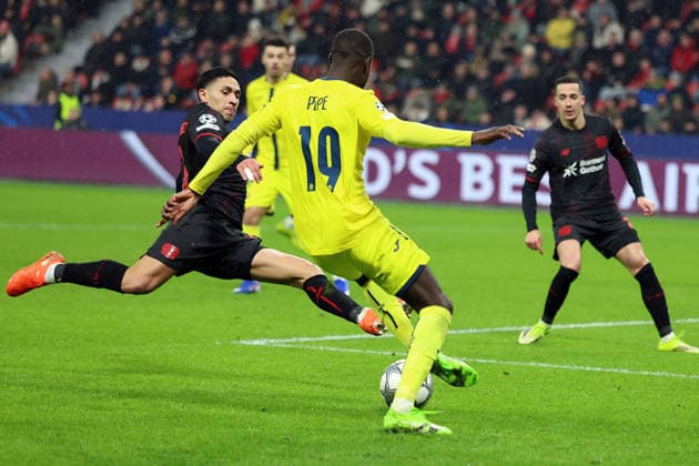 28.01.2026, xrekx, Fussball UEFA Champions League, Bayer 04 Leverkusen - FC Villareal v.l. Equi Fernandez (Bayer 04 Leverkusen) Nicolas PÃ pÃ (FC Villarreal) Schwalbe Gelbe Karte (DFL DFB REGULATIONS PROHIBIT ANY USE OF PHOTOGRAPHS as IMAGE SEQUENCES and or QUASI-VIDEO) Leverkusen