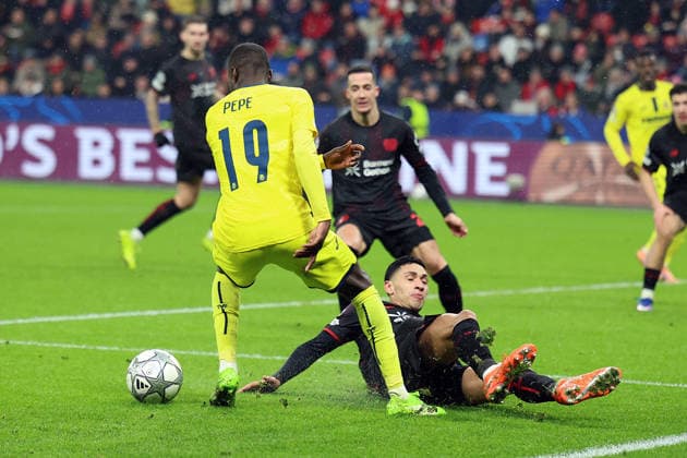 28.01.2026, xrekx, Fussball UEFA Champions League, Bayer 04 Leverkusen - FC Villareal v.l. Equi Fernandez (Bayer 04 Leverkusen) Nicolas PÃ pÃ (FC Villarreal) Schwalbe Gelbe Karte (DFL DFB REGULATIONS PROHIBIT ANY USE OF PHOTOGRAPHS as IMAGE SEQUENCES and or QUASI-VIDEO) Leverkusen