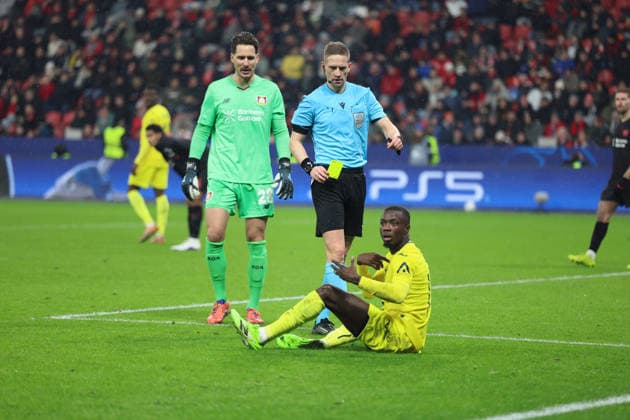 28.01.2026, xrekx, Fussball UEFA Champions League, Bayer 04 Leverkusen - FC Villareal v.l. Janis Blaswich (Bayer 04 Leverkusen) Schwalbe Nicolas PÃ pÃ (FC Villarreal) Gelbe Karte Schiedsrichter Referee Espen Eskas (DFL DFB REGULATIONS PROHIBIT ANY USE OF PHOTOGRAPHS as IMAGE SEQUENCES and or QUASI-VIDEO) Leverkusen