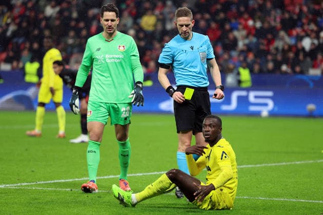 28.01.2026, xrekx, Fussball UEFA Champions League, Bayer 04 Leverkusen - FC Villareal v.l. Janis Blaswich (Bayer 04 Leverkusen) Schwalbe Nicolas PÃ pÃ (FC Villarreal) Gelbe Karte Schiedsrichter Referee Espen Eskas (DFL DFB REGULATIONS PROHIBIT ANY USE OF PHOTOGRAPHS as IMAGE SEQUENCES and or QUASI-VIDEO) Leverkusen