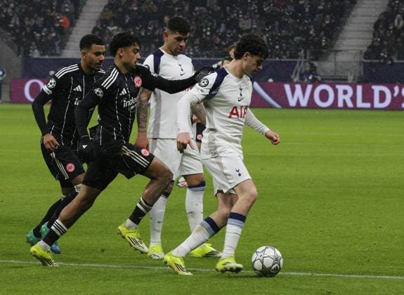 28.01.2026 xmgoodx Frankfurt am Main, Deutsche Bank Park UEFA Champions League Eintracht Frankfurt - Tottenham Hotspur Ansgar Knauff (7, Eintracht Frankfurt) und Nathaniel Brown (21, Eintracht Frankfurt) gegen Archie Gray (14, Tottenham)