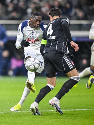 Randal Kolo Muani (Tottenham Hotspur) und Robin Koch (Eintracht Frankfurt) battle for the ball during the UEFA Champions League 2025 26 League Phase MD8 match between Eintracht Frankfurt and Tottenham Hotspur at Frankfurt Stadion on January 28, 2026 in Frankfurt am Main, Germany. (Photo by Harry Langer DeFodi Images) -