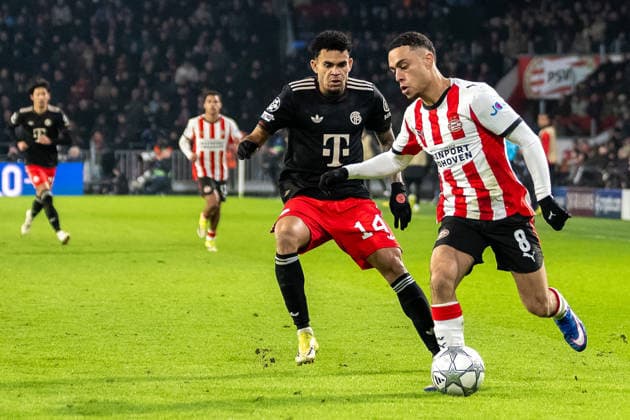 Zweikampf zwischen Luis Diaz (FC Bayern Muenchen, 14) und Sergino Dest (PSV Eindhoven, 08). PSV Eindhoven vs. FC Bayern Muenchen, Fussball, UEFA Champions League, 08. Spieltag, Saison 2025 2026, 28.01.2026 PSV Eindhoven vs. FC Bayern Muenchen, Fussball, UEFA Champions League, 08. Spieltag, Saison 2025 2026, 28.01.2026 Eindhoven Copyright: xEibner-Pressefoto ThomasxHaeslerx EP_THR