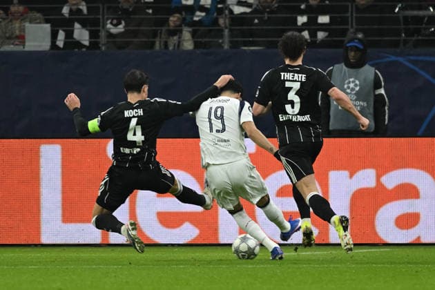 28.01.2026, xsltx, Fussball UEFA Champions League, Eintracht Frankfurt - Tottenham Hotspur v.l. Dominic Solanke (Tottenham Hotspur) Torschuetze, erzielt das Tor, Treffer, scores the goal 0:2 Robin Koch (Eintracht Frankfurt) Arthur Theate (Eintracht Frankfurt) (DFL DFB REGULATIONS PROHIBIT ANY USE OF PHOTOGRAPHS as IMAGE SEQUENCES and or QUASI-VIDEO)