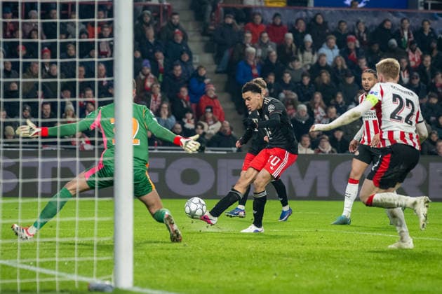 Jamal Musiala (FC Bayern Muenchen, 10) erzielt das Tor zum 1:0 gegen Matej Kovar (PSV Eindhoven, 32). PSV Eindhoven vs. FC Bayern Muenchen, Fussball, UEFA Champions League, 08. Spieltag, Saison 2025 2026, 28.01.2026 PSV Eindhoven vs. FC Bayern Muenchen, Fussball, UEFA Champions League, 08. Spieltag, Saison 2025 2026, 28.01.2026 Eindhoven Copyright: xEibner-Pressefoto ThomasxHaeslerx EP_THR