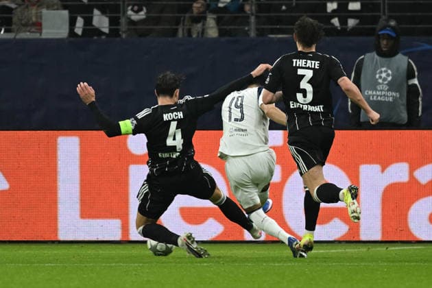 28.01.2026, xsltx, Fussball UEFA Champions League, Eintracht Frankfurt - Tottenham Hotspur v.l. Dominic Solanke (Tottenham Hotspur) Torschuetze, erzielt das Tor, Treffer, scores the goal 0:2 Robin Koch (Eintracht Frankfurt) Arthur Theate (Eintracht Frankfurt) (DFL DFB REGULATIONS PROHIBIT ANY USE OF PHOTOGRAPHS as IMAGE SEQUENCES and or QUASI-VIDEO)