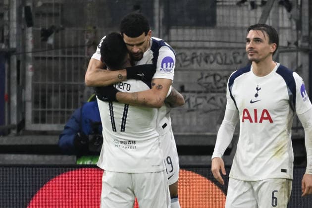 28.01.2026, xsltx, Fussball UEFA Champions League, Eintracht Frankfurt - Tottenham Hotspur v.l. Torjubel nach dem Tor zum celebrating the goal celebrate 0:2 durch Dominic Solanke (Tottenham Hotspur) (DFL DFB REGULATIONS PROHIBIT ANY USE OF PHOTOGRAPHS as IMAGE SEQUENCES and or QUASI-VIDEO)