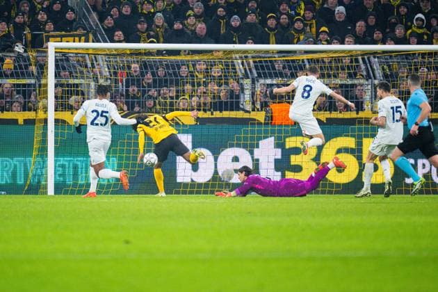 28.01.2026 - Fußball, 2025 2026, UEFA Champions League, 8. Spieltag, Borussia Dortmund - Inter Mailand: (M) Karim Adeyemi (Dortmund) mit einer Torchance vor Yann Sommer (Mailand)