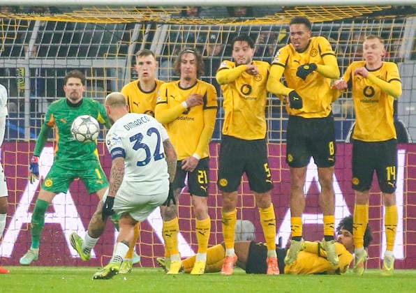 Fussball UEFA Champions League 2025 26, 8. Spieltag Ligaphase - Borussia Dortmund vs Inter Mailand - Signal Iduna Park-Stadion (Dortmund): Federico Dimarco (Inter Mailand, 32) Gregor Kobel (Borussia Dortmund, 1) Dortmund Copyright: xAymanxAlahmedx